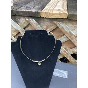 Elegant Gold Wire Choker Necklace with Crystal Pendant